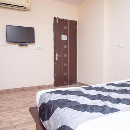 Hotel Gs International Couple Friendly At Delhi University Нью-Дели Экстерьер фото