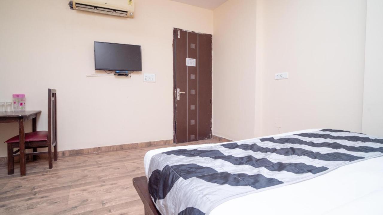 Hotel Gs International Couple Friendly At Delhi University Нью-Дели Экстерьер фото