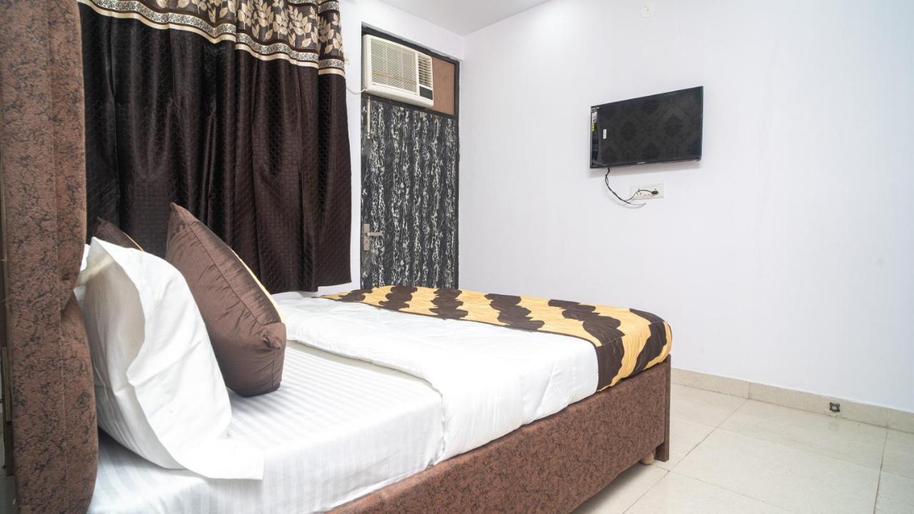 Hotel Gs International Couple Friendly At Delhi University Нью-Дели Экстерьер фото