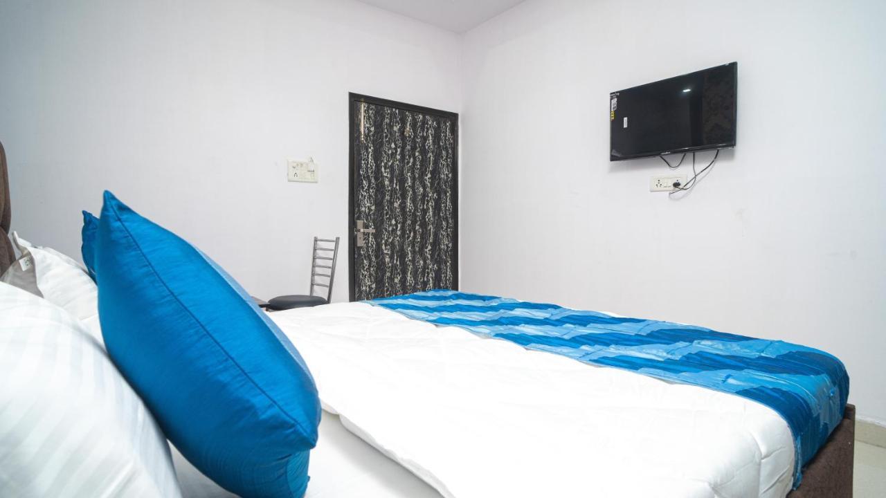 Hotel Gs International Couple Friendly At Delhi University Нью-Дели Экстерьер фото
